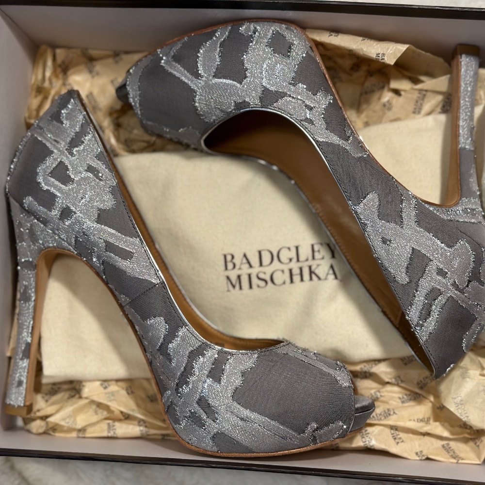 Badgley Mischka Roxie peep-toe heels W9 EUC